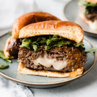 juicy-lucy-lamb-burgers-0115-500x375